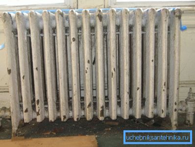 Alte Gussradiatoren (auf dem Foto) haben die geringste Leistung. Alte Gussradiatoren (auf dem Foto) haben die geringste Leistung.