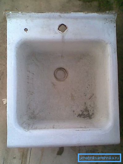Alte Waschbecken mit beschädigtem Email sind nicht sehr attraktiv. Alte Waschbecken mit beschädigtem Email sind nicht sehr attraktiv.