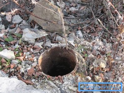 Ältere ungenutzte Brunnen können eine Kontaminierung durch Aquifer darstellen. Ältere ungenutzte Brunnen können eine Kontaminierung durch Aquifer darstellen.