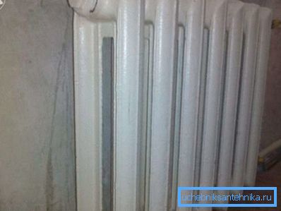 Der alte gusseiserne Heizkörper auf 7 Sektionen ist seit über einem Dutzend Jahren regelmäßig mit dem Heizen einer Wohnung fertig Der alte gusseiserne Heizkörper auf 7 Sektionen ist seit über einem Dutzend Jahren regelmäßig mit dem Heizen einer Wohnung fertig