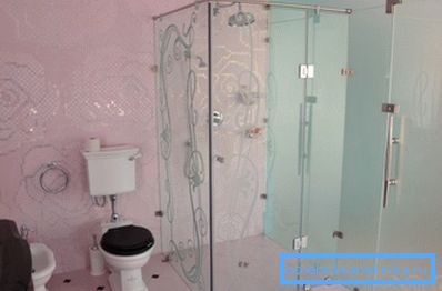 Glas im Design des Badezimmers