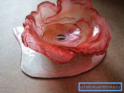 Glasspüle im Badezimmer in Form einer Rose Glasspüle im Badezimmer in Form einer Rose