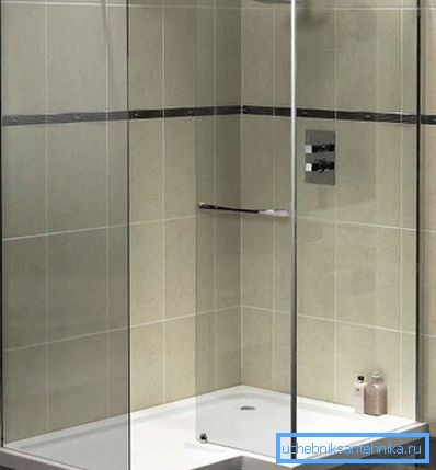 Duschkabinen aus Glas fügen sich perfekt in jedes Interieur ein. Duschkabinen aus Glas fügen sich perfekt in jedes Interieur ein.