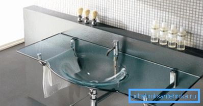 Glaswaschtisch als Beispiel für moderne Trends in der Sanitärproduktion. Glaswaschtisch als Beispiel für moderne Trends in der Sanitärproduktion.