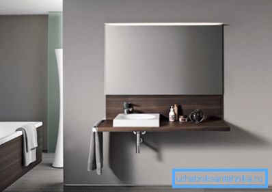 Die stilvolle Konsole unter dem Waschbecken im Badezimmer nimmt nur wenig Platz ein. Die stilvolle Konsole unter dem Waschbecken im Badezimmer nimmt nur wenig Platz ein.