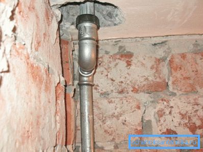 Der Stand der Wasserversorgung aus verzinktem Rohr wird an den Gewinden montiert. Der Stand der Wasserversorgung aus verzinktem Rohr wird an den Gewinden montiert.
