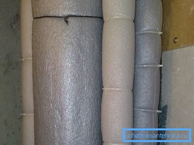 Riser werden mit Polyethylenschaum aufgerollt. Riser werden mit Polyethylenschaum aufgerollt.