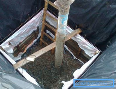 Wir bauen eine Schalung für die Wände.