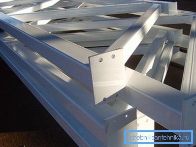 Konstruktionsbinder aus geformten Rohren zusammengebaut Konstruktionsbinder aus geformten Rohren zusammengebaut