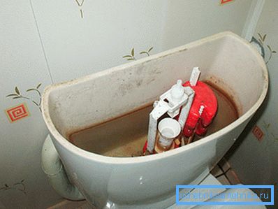 Gemessen an der Farbe des Wassers ist der Filter vollständig verstopft. Gemessen an der Farbe des Wassers ist der Filter vollständig verstopft.