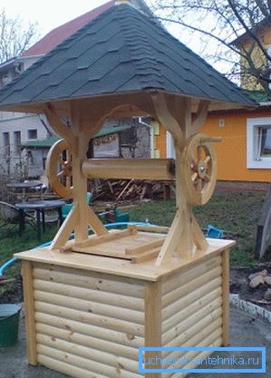 Von oben können Sie ein Wasserversorgungssystem und einen Schutz in Form eines Hauses installieren Von oben können Sie ein Wasserversorgungssystem und einen Schutz in Form eines Hauses installieren