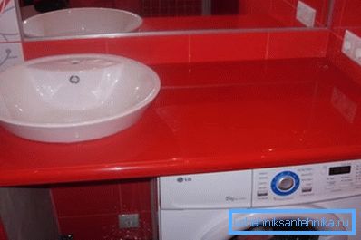 Die glitzernde Acryloberfläche eignet sich hervorragend für das Badezimmer Die glitzernde Acryloberfläche eignet sich hervorragend für das Badezimmer