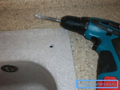 Löcher in die Arbeitsplatte bohren.