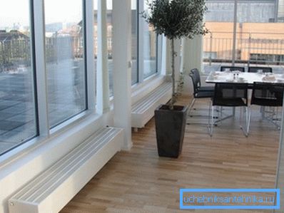 Es sieht aus wie ein Bodenkonvektor am Fenster. Es sieht aus wie ein Bodenkonvektor am Fenster.