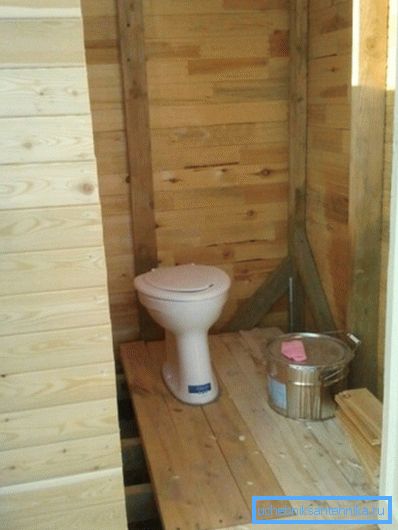 Es sieht aus wie eine ländliche Toilette mit einer Toilette Es sieht aus wie eine ländliche Toilette mit einer Toilette