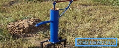 Es sieht aus wie ein Brunnen mit einer manuellen mechanischen Pumpe.