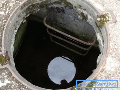 Es sieht aus wie eine Luke, die zum öffentlichen Abwassersystem führt Es sieht aus wie eine Luke, die zum öffentlichen Abwassersystem führt
