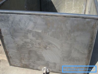 Es sieht aus wie ein Metallbehälter für eine Duschkabine in fertiger Form, der Deckel wird getrennt und nach dem Fixieren des Behälters platziert Es sieht aus wie ein Metallbehälter für eine Duschkabine in fertiger Form, der Deckel wird getrennt und nach dem Fixieren des Behälters platziert