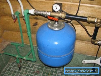 Es sieht aus wie ein kleiner Hydrospeicher. Es sieht aus wie ein kleiner Hydrospeicher.