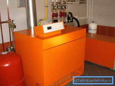 Es sieht aus wie eine moderne Heizung mit flüssigem Brennstoff Es sieht aus wie eine moderne Heizung mit flüssigem Brennstoff
