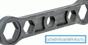 Ein solcher Schlüssel ist in jedem spezialisierten Sanitärgeschäft erhältlich.