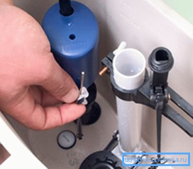 Durchsickern in der Toilette ist nicht immer die Schuld der Dichtungen. Im Foto - Einstellung des Schwimmers.
