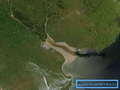 Fließendes Wasser führt unvermeidlich Schlamm Fließendes Wasser führt unvermeidlich Schlamm
