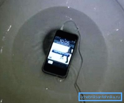 Telefon in der Toilette - die Situation ist nicht angenehm Telefon in der Toilette - die Situation ist nicht angenehm