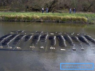 Der Wärmetauscher ist in Wasser getaucht.