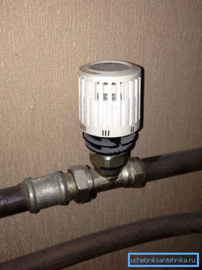 Der Thermostat kann direkt an der Kühlmittelzufuhr installiert werden Der Thermostat kann direkt an der Kühlmittelzufuhr installiert werden