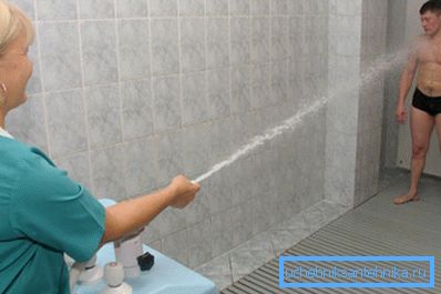 Akupressur am Körper des Patienten Akupressur am Körper des Patienten