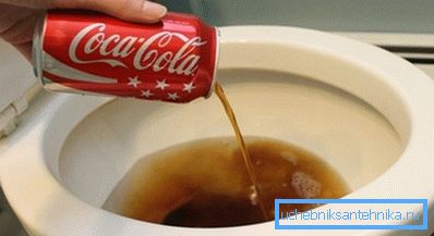 Durstige durstige Toilettenschüssel einen halben Liter auf einmal trinkt Durstige durstige Toilettenschüssel einen halben Liter auf einmal trinkt