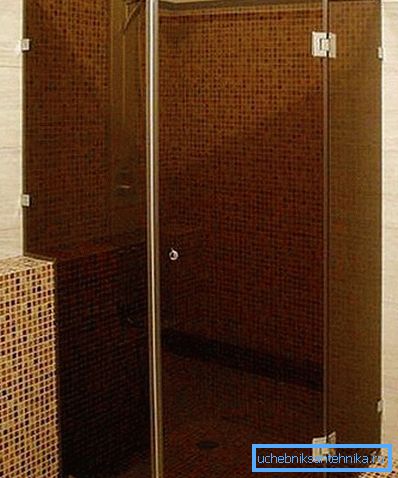 Getöntes Glas trifft auf modernen Stil oder Hightech
