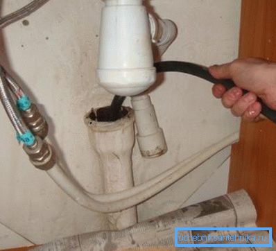 Ein Kabel verläuft direkt in die Rohrleitung. Ein Kabel verläuft direkt in die Rohrleitung.