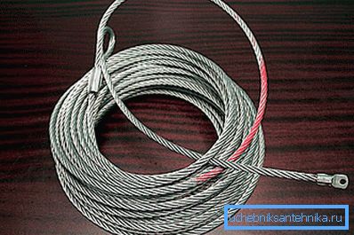 Das Kabel hält die Treppe in betriebsbereitem Zustand. Das Kabel hält die Treppe in betriebsbereitem Zustand.