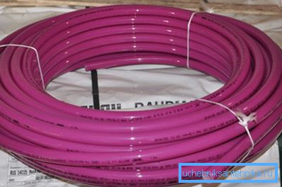 Die Rohrheizung Rehau Rautitan Pink wird in Rollen geliefert. Die Rohrheizung Rehau Rautitan Pink wird in Rollen geliefert.