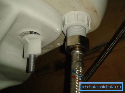 Das Rohr ist mit dem Toilettenspülrohr verbunden Das Rohr ist mit dem Toilettenspülrohr verbunden