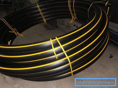 Ein Rohr für die Installation einer Gasleitung ist mit einem gelben Streifen gekennzeichnet. Ein Rohr für die Installation einer Gasleitung ist mit einem gelben Streifen gekennzeichnet.