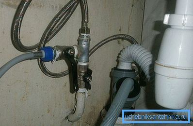 Das Ablaufrohr ist über einen Adapter angeschlossen Das Ablaufrohr ist über einen Adapter angeschlossen