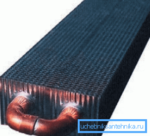 Das Rohr und die Platten bilden eine einteilige Konstruktion. Das Rohr und die Platten bilden eine einteilige Konstruktion.