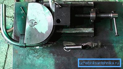 Rohrbiegemaschine bei der Arbeit Rohrbiegemaschine bei der Arbeit