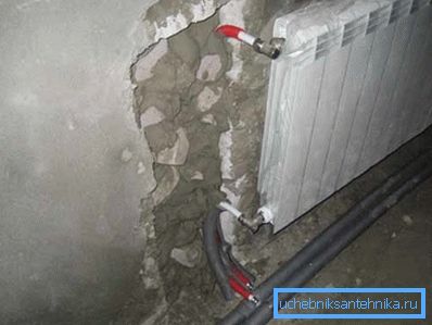 Rohre können unter einem Estrich verkleidet oder in Wänden versteckt werden. Rohre können unter einem Estrich verkleidet oder in Wänden versteckt werden.