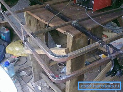 Die Rohre werden von der Mühle eingeschnitten, gebogen und geschweißt Die Rohre werden von der Mühle eingeschnitten, gebogen und geschweißt