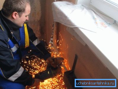 Die Rohre werden von der Mühle entlang der Markierungslinie geschnitten.