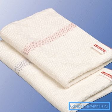 Lappen zum Abwischen der Oberfläche einer schwarzen Toilettenschüssel Lappen zum Abwischen der Oberfläche einer schwarzen Toilettenschüssel
