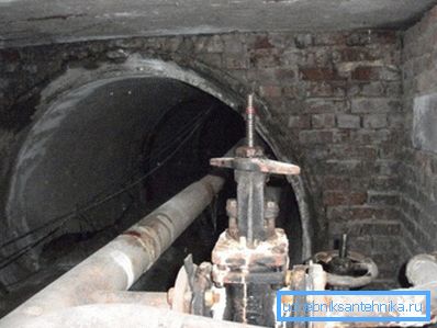 Zentralheizung funktioniert aufgrund der Druckdifferenz zwischen den Gewinden der Schiene. Zentralheizung funktioniert aufgrund der Druckdifferenz zwischen den Gewinden der Schiene.