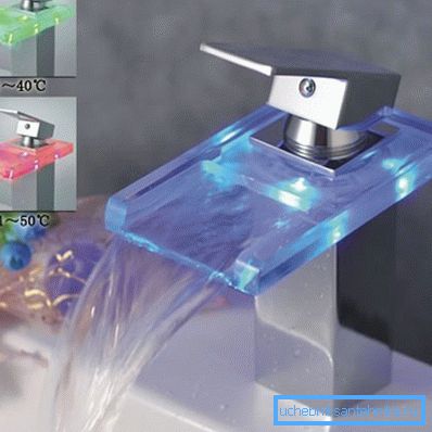 Die Farbe der LED-Hintergrundbeleuchtung variiert mit der Wassertemperatur. Die Farbe der LED-Hintergrundbeleuchtung variiert mit der Wassertemperatur.