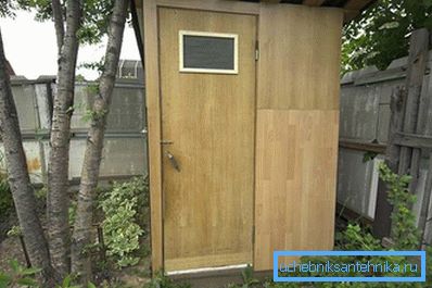 Toilette auf dem Land aus Altmaterialien Toilette auf dem Land aus Altmaterialien