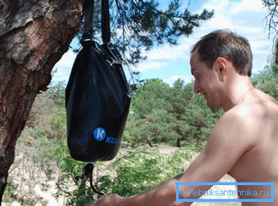 Touristisches Waschbecken muss einfach in einen Baum gehängt werden.