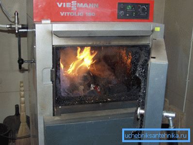 Festbrennstoff-Pyrolysekessel auf Holz für Hausheizungssystem. Festbrennstoff-Pyrolysekessel auf Holz für Hausheizungssystem.